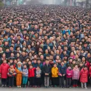 中国现在的人口结构中年轻人与老年人的比例是多少？这对于提高社会保障覆盖率有何作用？