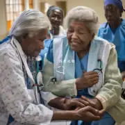 是否与当地医疗机构合作以确保老年人得到适当的治疗和其他健康支持？