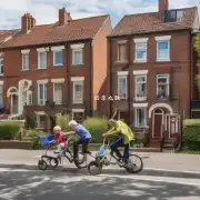 为什么有的家庭选择在居住地附近购买或租赁房屋作为他们的居家养老服务半径？