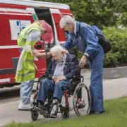 当一位老年居民出现身体不适时护理人员如何提供紧急医疗援助呢？