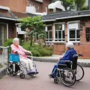 老年人可以自己去养老院吗？如果是的话他们是否还需要使用养老助残卡来支付费用呢？