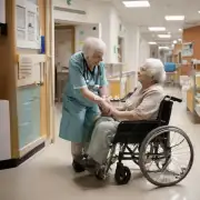 哪些类型的养老服务机构会接受高龄老人作为长期住客? 这些设施提供的护理医疗和其他支持性服务的具体内容是什么呢？