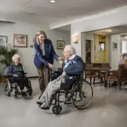 养老院如何与居民保持联系确保他们得到所需的关注和照顾?
