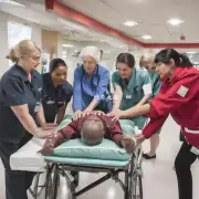 养老院的医护人员是否有急救技能培训经历且是否拥有应急救援工具箱?